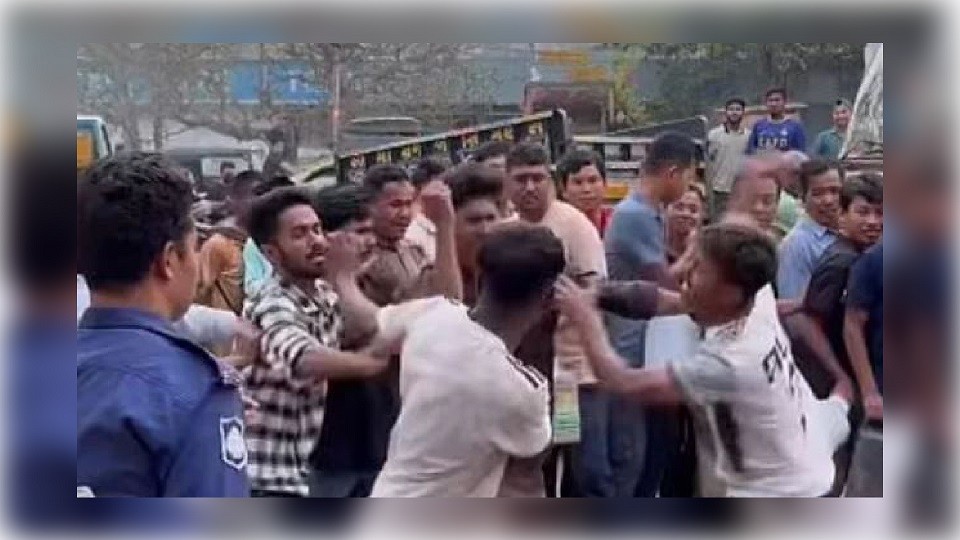 ফিলিং স্টেশনে ডিজেল কিনতে গিয়ে গ্রাহকদের মারামারি