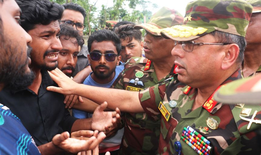 ফেনী জেলার ছাগলনাইয়াতে বন্যাকবলিত এলাকা পরিদর্শন করলেন সেনাবাহিনী প্রধান