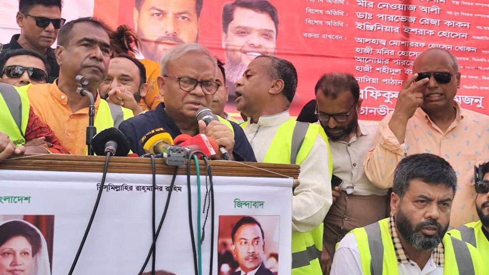 শেখ হাসিনার দোসরদের আড়ালে রেখে দেশকে জটিলতায় ফেলছে অন্তর্বর্তী সরকার: রিজভী