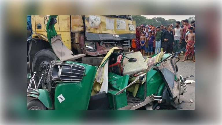 শিবপুরে ট্রাক ও সিএনজির মুখোমুখি সংঘর্ষে ৬ জন নিহত