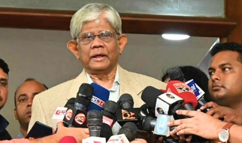 সরকারি চাকরি সংশোধন অধ্যাদেশ পর্যালোচনা করা হচ্ছে: উপদেষ্টা