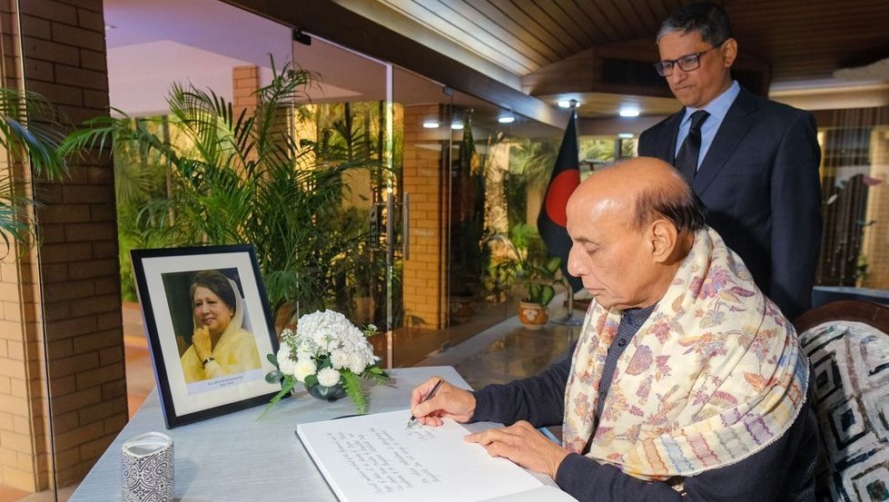 বেগম খালেদা জিয়ার শোক বইতে রাজনাথ সিংয়ের স্বাক্ষর