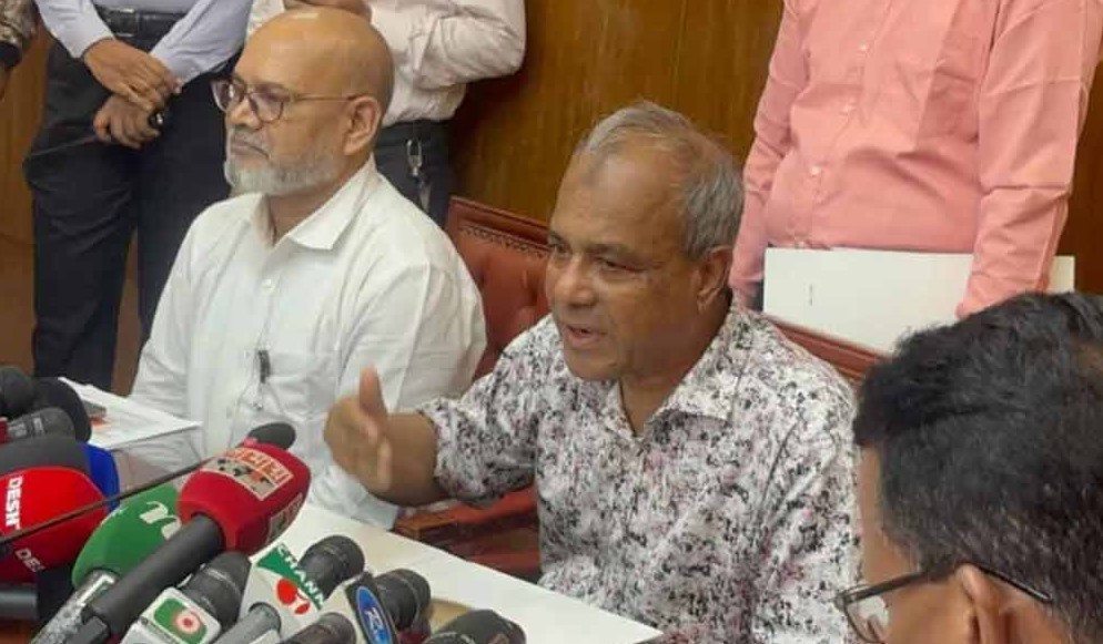 সাম্প্রদায়িক উসকানিদাতাদের বিরুদ্ধে কঠোর ব্যবস্থা নেয়া হবে: উপদেষ্টা জাহাঙ্গীর