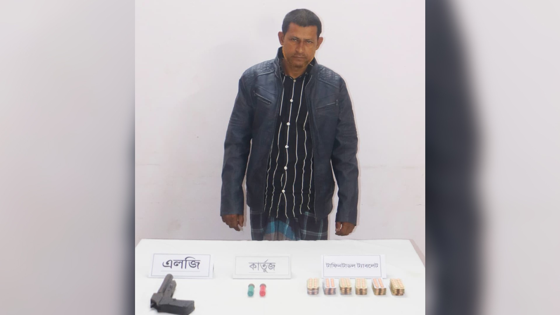 কুমিল্লায় সেনাবাহিনীর অভিযানে দেশীয় এলজি, কার্তুজ ও মাদকসহ যুবক আটক