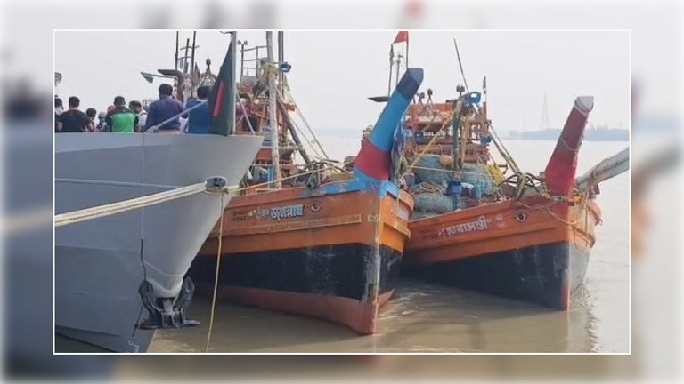 অনুপ্রবেশের অভিযোগে ৩১ জেলেসহ ভারতীয় দুটি ট্রলিং জাহাজ আটক