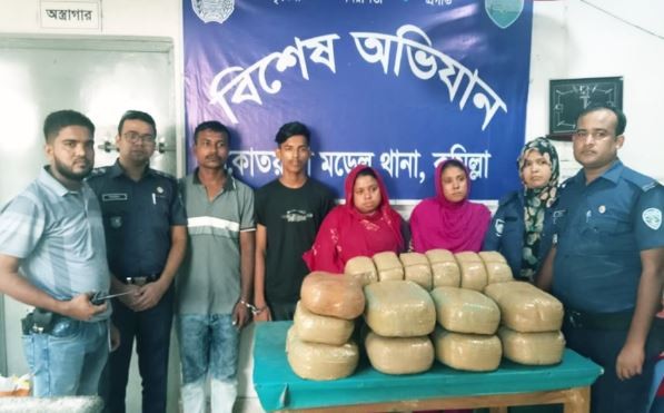 কুমিল্লায় ৩০ কেজি গাঁজাসহ গ্রেফতার ৪