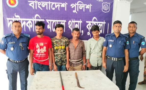 কুমিল্লায় অস্ত্রশস্ত্র সহ ৪ ডাকাত গ্রেফতার